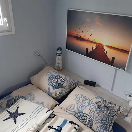 Nyaraló Hausboot-schwimmendes-ferienhaus-im-havelbogen-haus-auf-dem-wasser