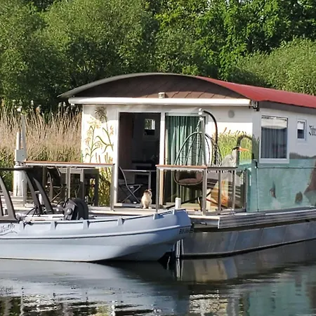 Hausboot-schwimmendes-ferienhaus-im-havelbogen-haus-auf-dem-wasser Nyaraló Kützkow
