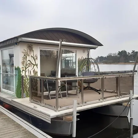 Hausboot-schwimmendes-ferienhaus-im-havelbogen-haus-auf-dem-wasser