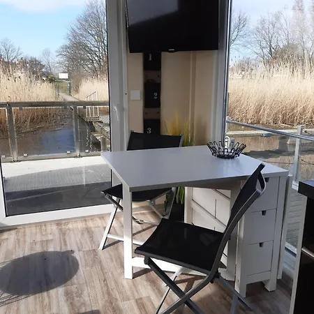 Hausboot-schwimmendes-ferienhaus-im-havelbogen-haus-auf-dem-wasser