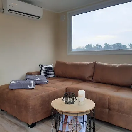 Hausboot-schwimmendes-ferienhaus-im-havelbogen-haus-auf-dem-wasser Nyaraló Kützkow