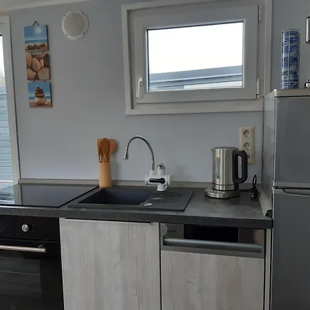 Hausboot-schwimmendes-ferienhaus-im-havelbogen-haus-auf-dem-wasser