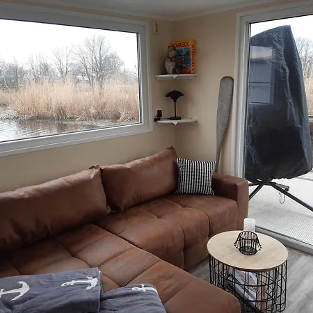 Hausboot-schwimmendes-ferienhaus-im-havelbogen-haus-auf-dem-wasser Nyaraló *