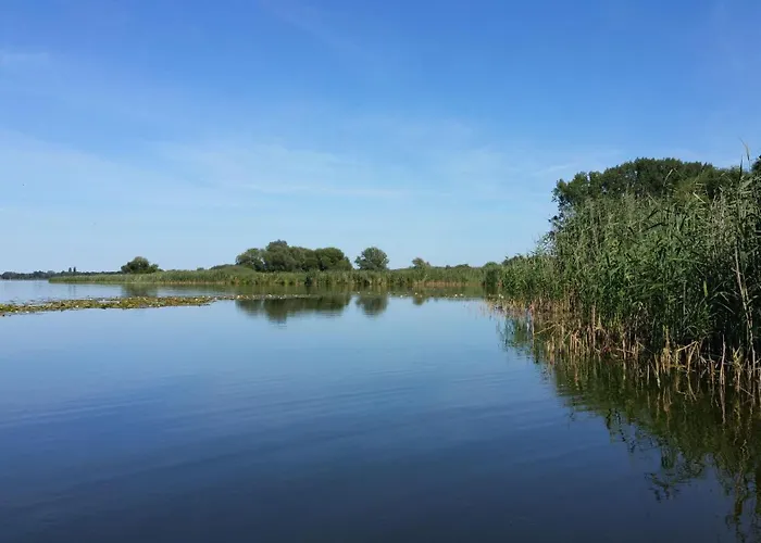 Hausboot-schwimmendes-ferienhaus-im-havelbogen-haus-auf-dem-wasser