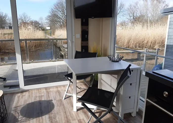 Hausboot-schwimmendes-ferienhaus-im-havelbogen-haus-auf-dem-wasser