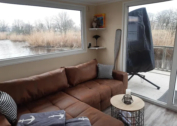 Hausboot-schwimmendes-ferienhaus-im-havelbogen-haus-auf-dem-wasser بيت للعطل *