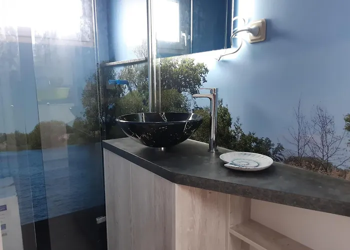 Hausboot-schwimmendes-ferienhaus-im-havelbogen-haus-auf-dem-wasser *